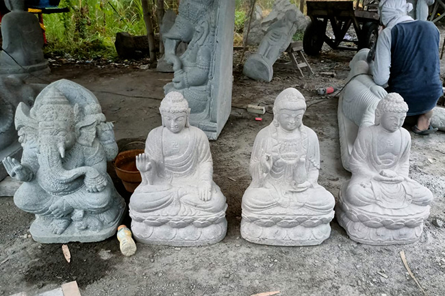 De nombreuses statues de tout type sont en vente